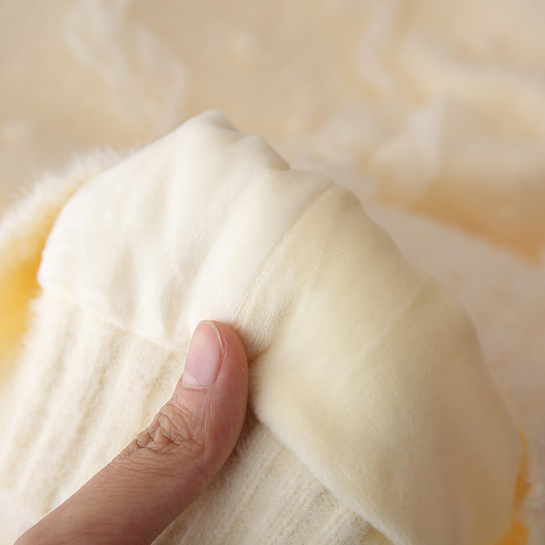 Modern gyerekpulóver lányoknak magas gallérral és tülllel