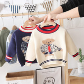 Alkalmi gyerekpulóver színes hímzéssel és ovális nyakkivágással