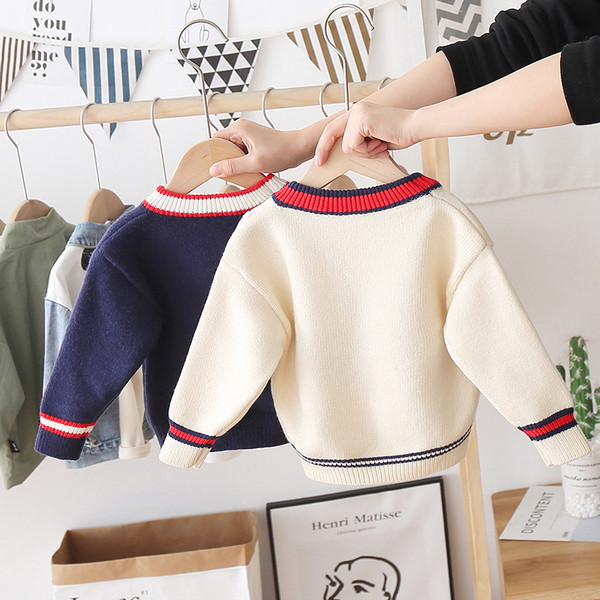 Alkalmi gyerekpulóver színes hímzéssel és ovális nyakkivágással