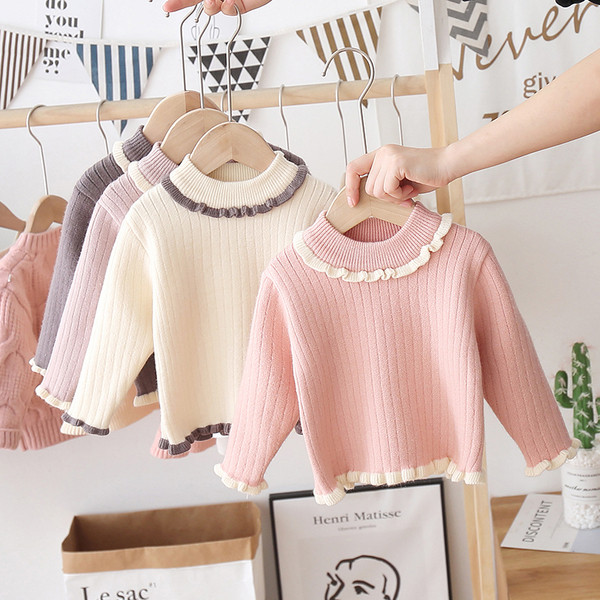 Alkalmi gyerekpulóver magas gallérral és fürtökkel, lányok számára