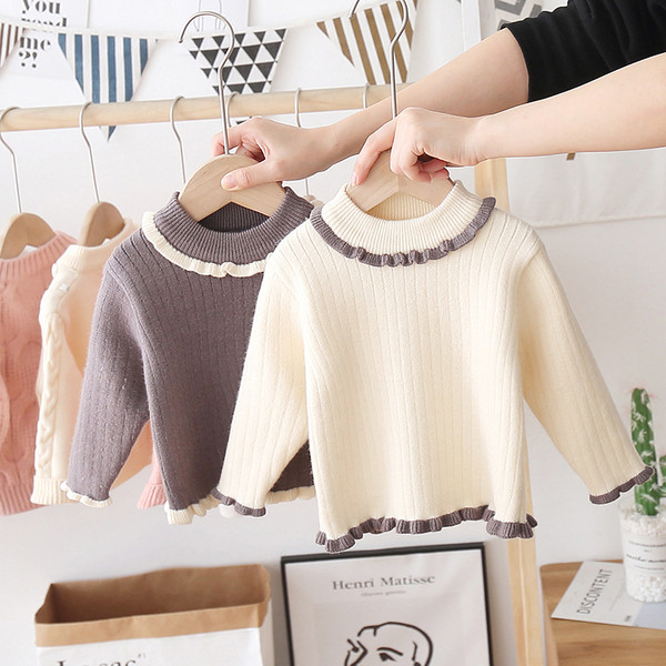 Alkalmi gyerekpulóver magas gallérral és fürtökkel, lányok számára