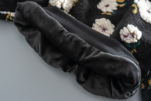 Punasti dječji pulover za djevojčice sa cvjetnim motivima