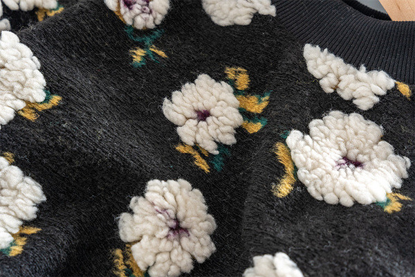 Punasti dječji pulover za djevojčice sa cvjetnim motivima