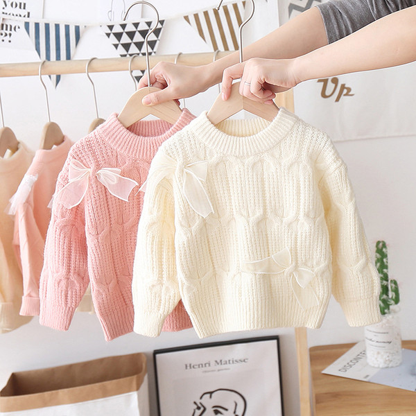 Gyermek téli pulóver szalaggal és ovális nyakkivágással, alkalmas lányoknak