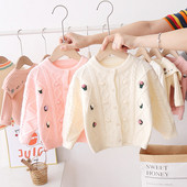 Kötött gyerekmellény lányoknak ovális nyakkivágással, 3D elemekkel