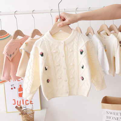 Kötött gyerekmellény lányoknak ovális nyakkivágással, 3D elemekkel