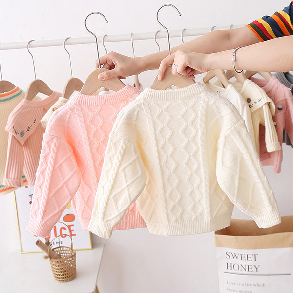 Kötött gyerekmellény lányoknak ovális nyakkivágással, 3D elemekkel