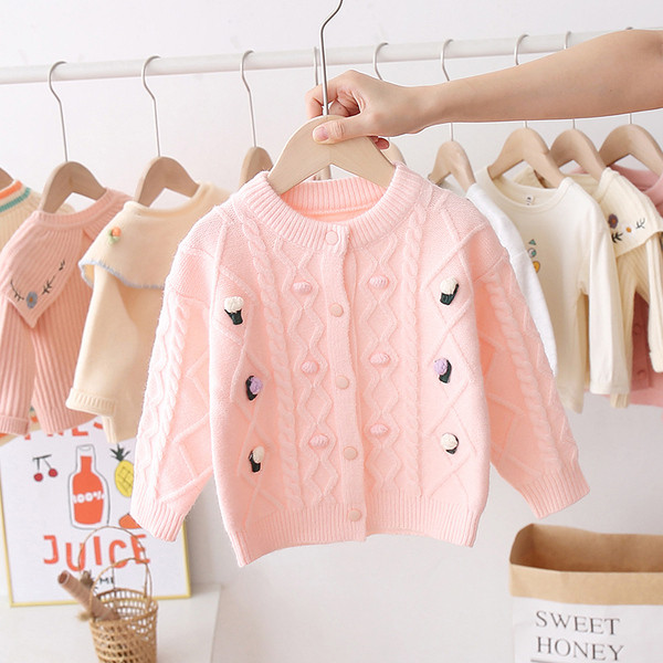 Kötött gyerekmellény lányoknak ovális nyakkivágással, 3D elemekkel