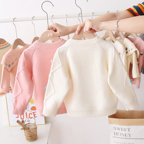 Modern gyerek pulóver lányoknak ovális nyakkivágással és 3D elemekkel