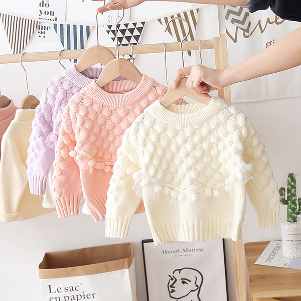 Παιδικό μοντέρνο πουλόβερ με οβάλ ντεκολτέ και φούντες