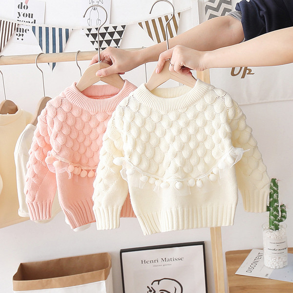 Παιδικό μοντέρνο πουλόβερ με οβάλ ντεκολτέ και φούντες