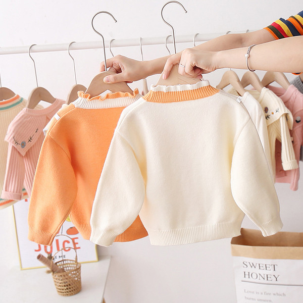 Aktuális gyerekmellény lányoknak V-alakú gallérral és hímzéssel