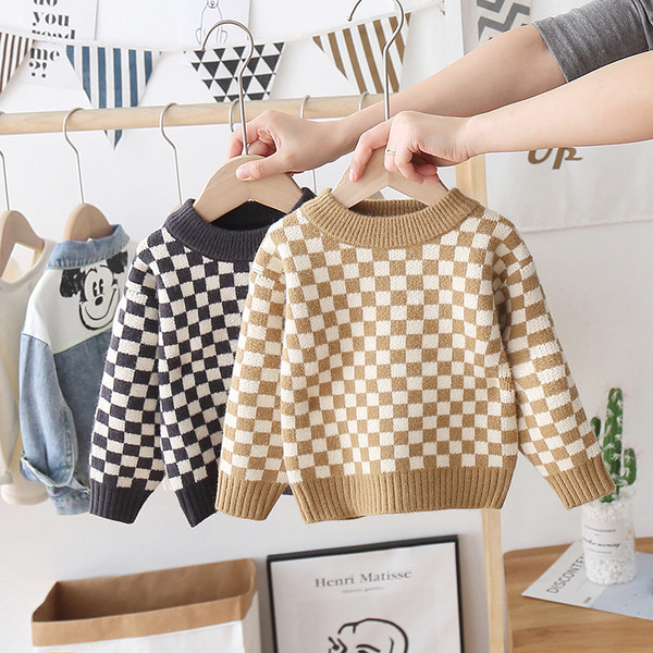 Παιδικό μοντέρνο πουλόβερ με οβάλ λαιμόκοψη σε μαύρο και καφέ