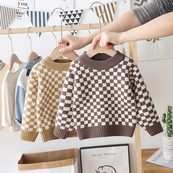 Παιδικό μοντέρνο πουλόβερ με οβάλ λαιμόκοψη σε μαύρο και καφέ