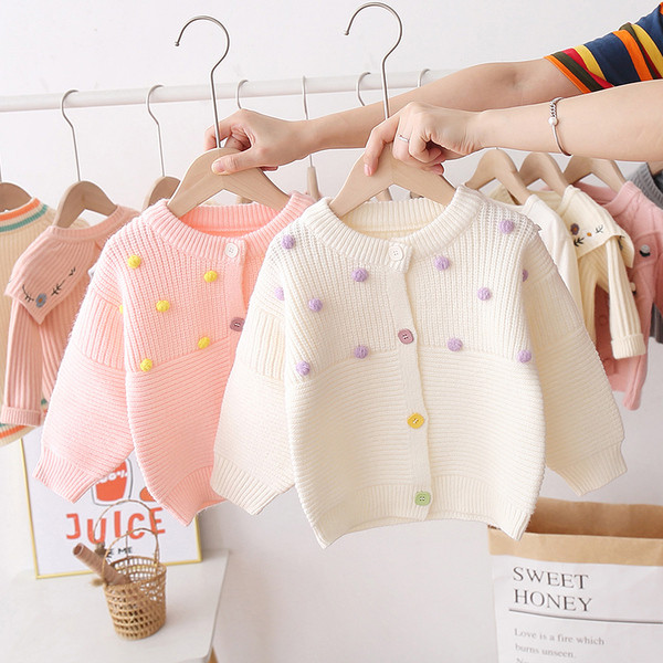 Alkalmi gyerekmellény lányoknak ovális gallérral és színes gombokkal