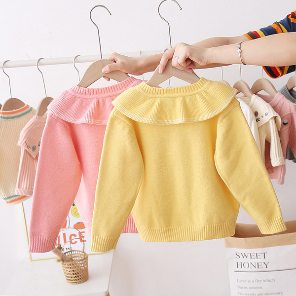 Kötött gyerekkardigán lányoknak gombokkal és hímzéssel