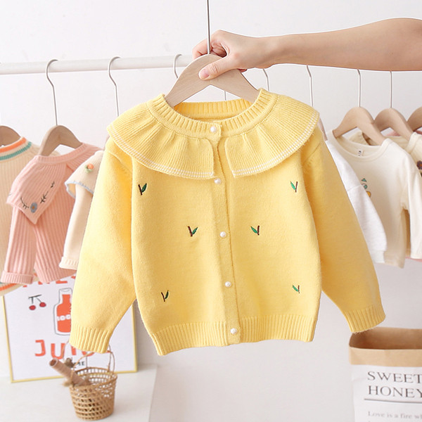 Kötött gyerekkardigán lányoknak gombokkal és hímzéssel