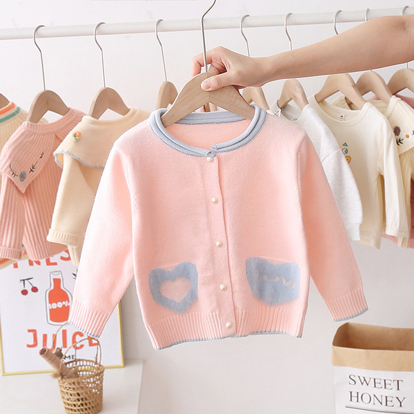 Uut mudelit ovaalse kraega ja udusulgedega lastevest tüdrukutele