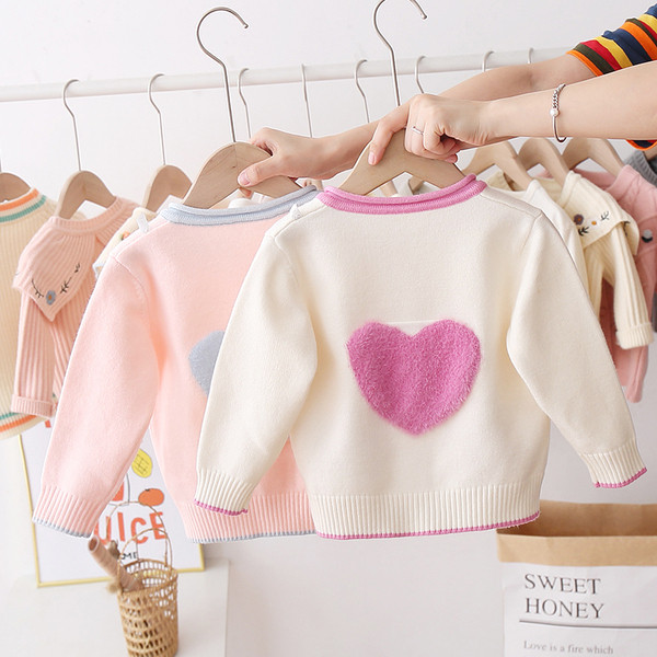 Uut mudelit ovaalse kraega ja udusulgedega lastevest tüdrukutele