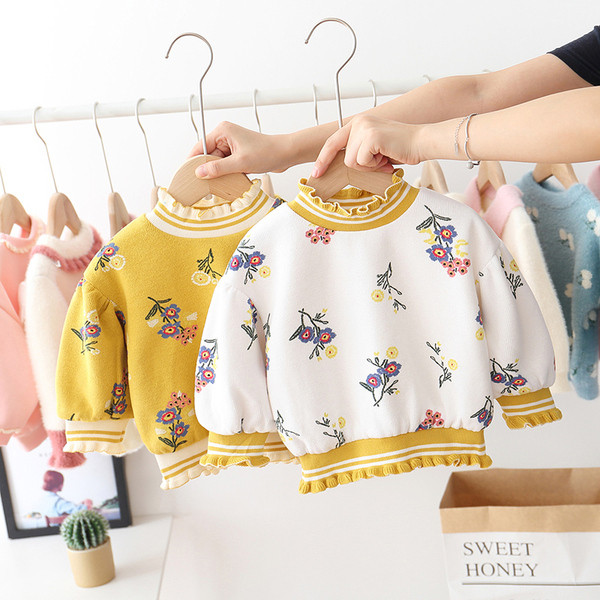 Modern gyerekpulóver lányoknak magas gallérral és virágmotívumokkal