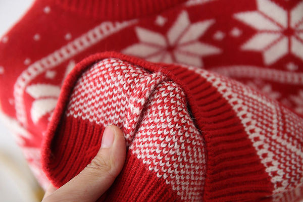 Alkalmi gyerekpulóver, piros karácsonyi motívummal