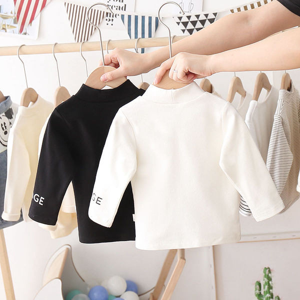 Alkalmi gyerekblúz magas gallérral, fehér és fekete felirattal