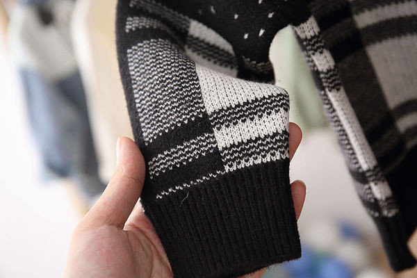 Alkalmi gyerekpulóver ovális nyakkivágással, fekete színben