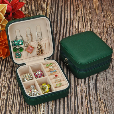 Juvelierizstrādājumu kastīte ar rāvējslēdzēju un nodalījumu gredzeniem un auskariem
