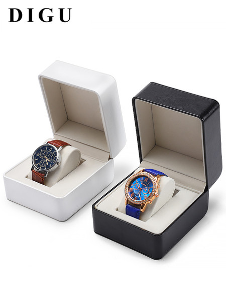 Kvadratinė dėžutė, tinkanti baltos ir juodos spalvos laikrodžiams laikyti