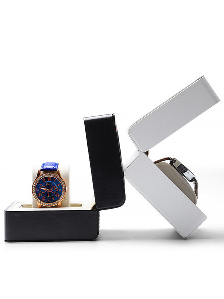 Kvadratinė dėžutė, tinkanti baltos ir juodos spalvos laikrodžiams laikyti