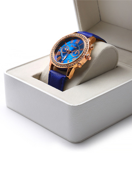 Kvadratinė dėžutė, tinkanti baltos ir juodos spalvos laikrodžiams laikyti