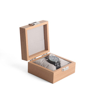 Дървена кутия в квадратна форма подходяща за съхранение на часовници 