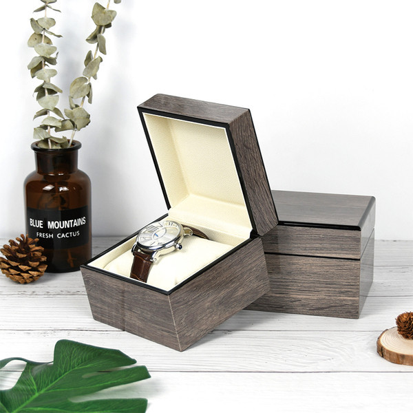 Kvadratinė dėžutė tinkama laikrodžiams laikyti – keli modeliai