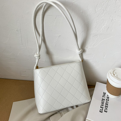 Стилна дамска чанта за рамо с регулираща дръжка