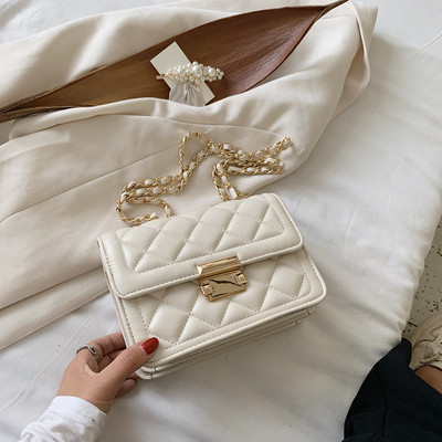 Актуална дамска чанта от еко кожа с метална дръжка и закопчаване