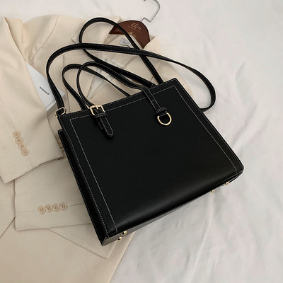 Дамска модерна чанта от еко кожа в бял и черен цвят