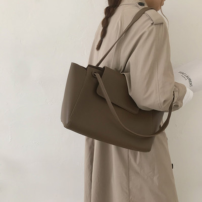 Кожена дамска чанта с две дръжки от еко кожа в пет цвята