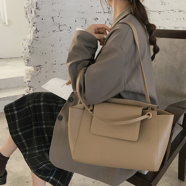 Кожена дамска чанта с две дръжки от еко кожа в пет цвята