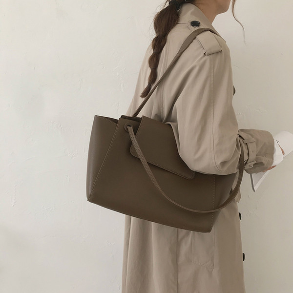 Кожена дамска чанта с две дръжки от еко кожа в пет цвята