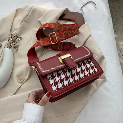 Стилна дамска карирана чанта с дръжка от текстил в четири цвята