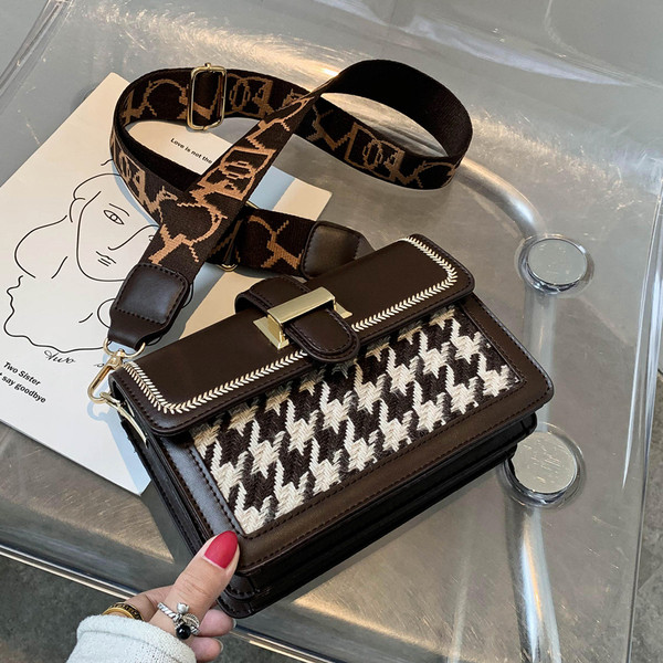 Стилна дамска карирана чанта с дръжка от текстил в четири цвята