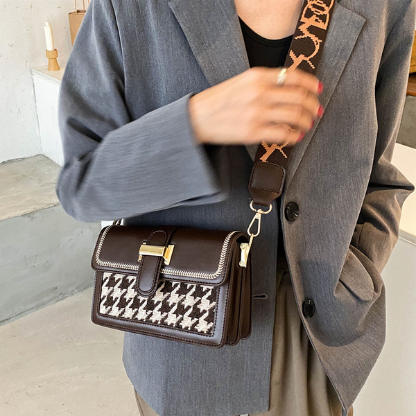 Стилна дамска карирана чанта с дръжка от текстил в четири цвята