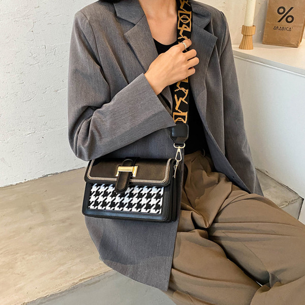 Стилна дамска карирана чанта с дръжка от текстил в четири цвята