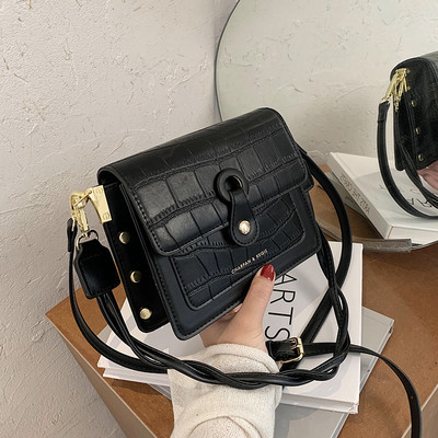 Кожена дамска чанта с нитове и дълга дръжка - два модела