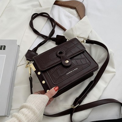 Кожена дамска чанта с нитове и дълга дръжка - два модела