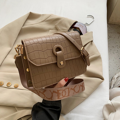 Кожена дамска чанта с нитове и дълга дръжка - два модела