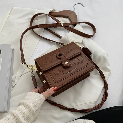 Кожена дамска чанта с нитове и дълга дръжка - два модела