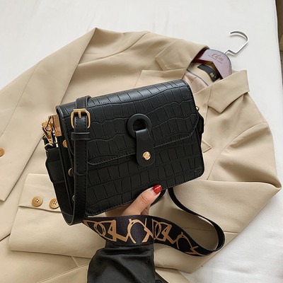 Кожена дамска чанта с нитове и дълга дръжка - два модела