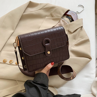 Кожена дамска чанта с нитове и дълга дръжка - два модела