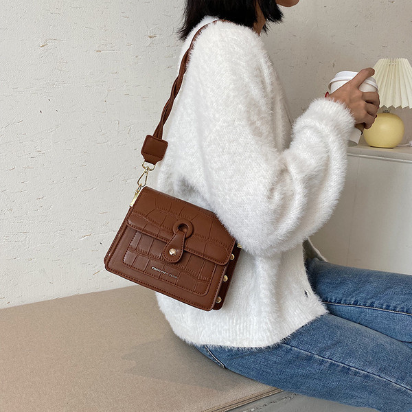 Кожена дамска чанта с нитове и дълга дръжка - два модела